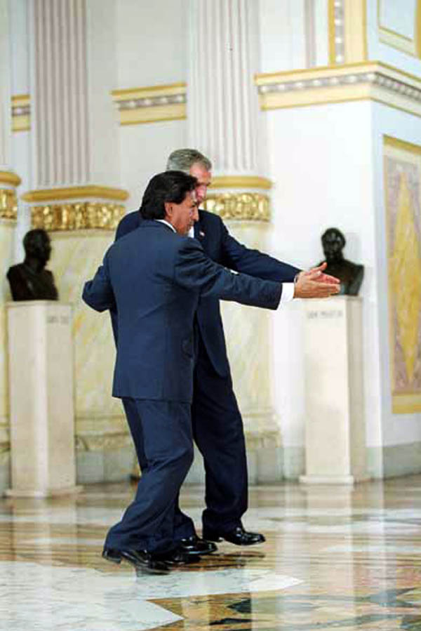 OPSE_PERU_GEORGE W BUSH_VISITA AL PERU 2002_PALACIO DE GOBIERNO_ALEJANDRO TOLEDO_FOTO PORTADAINES MENACHO_EL COMERCIO PERU2002MAR26_AFD